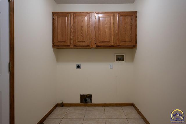 3633 SW Ashworth CT, Topeka, KS 66614