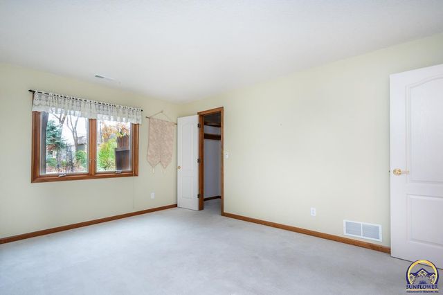 3633 SW Ashworth CT, Topeka, KS 66614