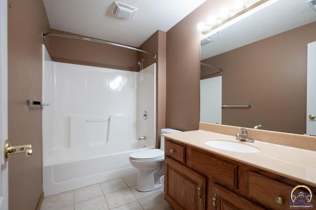 3633 SW Ashworth CT, Topeka, KS 66614