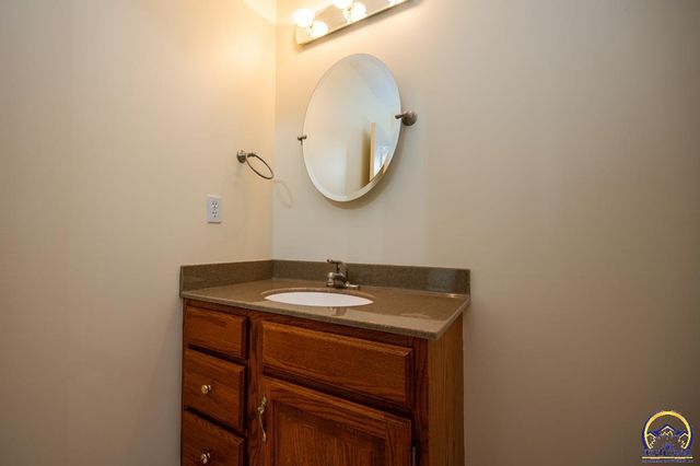 3633 SW Ashworth CT, Topeka, KS 66614