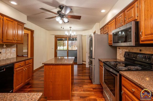 3633 SW Ashworth CT, Topeka, KS 66614