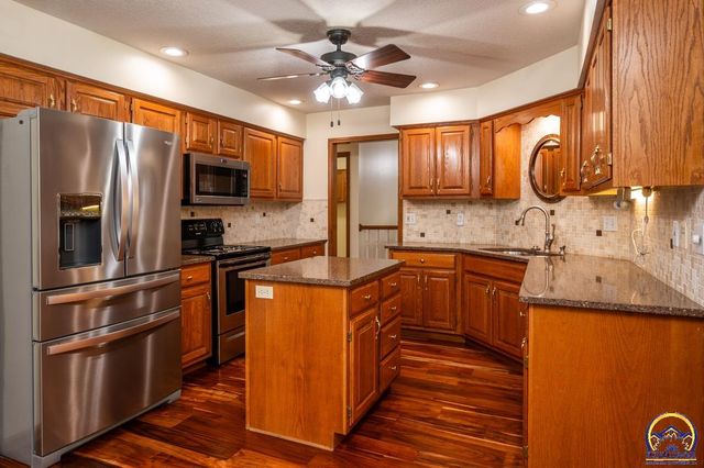 3633 SW Ashworth CT, Topeka, KS 66614