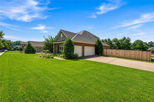 5603 Sombreado Road, Fayetteville, AR 72703