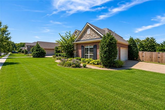 5603 Sombreado Road, Fayetteville, AR 72703