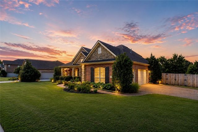 5603 Sombreado Road, Fayetteville, AR 72703