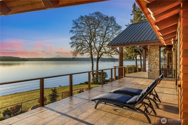 560 E Cronquist Road, Allyn, WA 98524