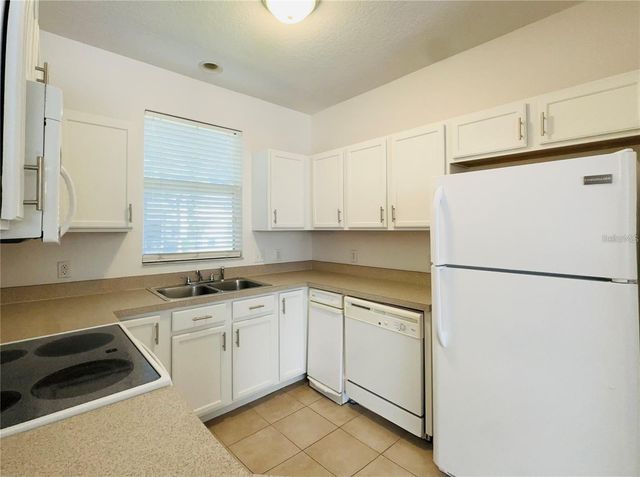 207 GOLDEN POND COURT, Valrico, FL 33594