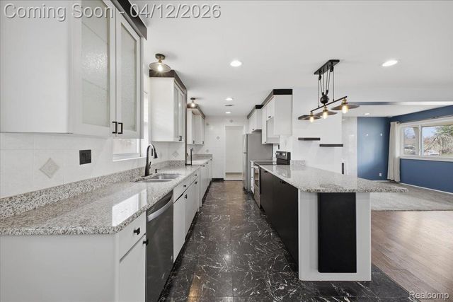 2455 Ivanhoe Drive, West Bloomfield Charter Township, MI 48324