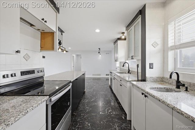 2455 Ivanhoe Drive, West Bloomfield Charter Township, MI 48324