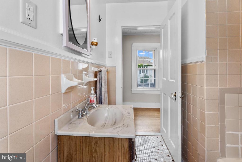 Image 33 of property listing at 208 S S WASHINGTON ST, Snow Hill, MD 21863