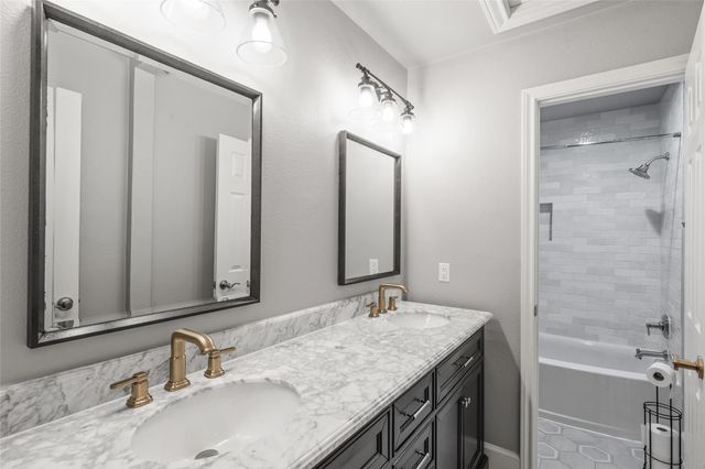 408 Saddlehorn DR, Dripping Springs, TX 78620