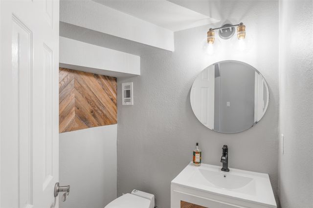 408 Saddlehorn DR, Dripping Springs, TX 78620