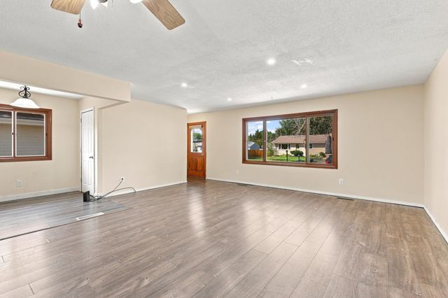 2336 12th Avenue E, North Saint Paul, MN 55109