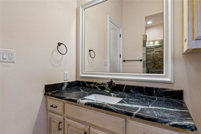 204 Pinnacle Club Place, Mabank, TX 75156