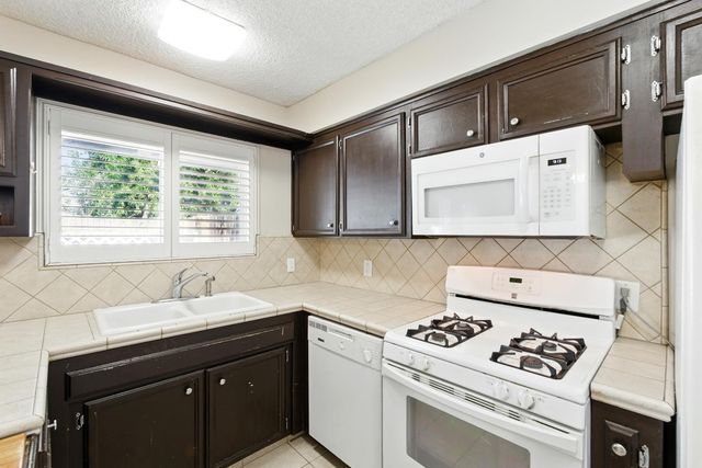 4849 N 7th St Apt E, Fresno, CA 93726