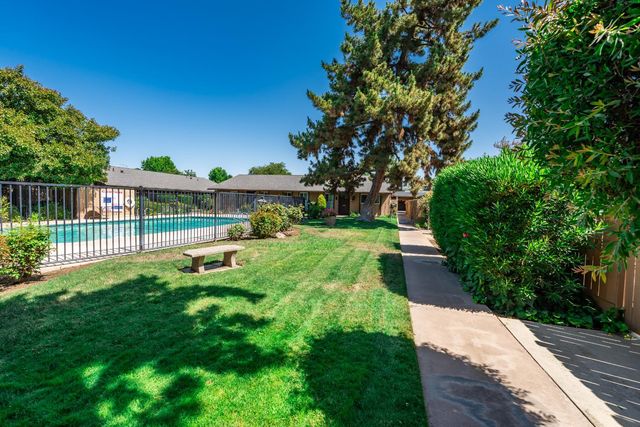 4849 N 7th St Apt E, Fresno, CA 93726