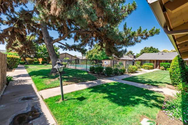 4849 N 7th St Apt E, Fresno, CA 93726