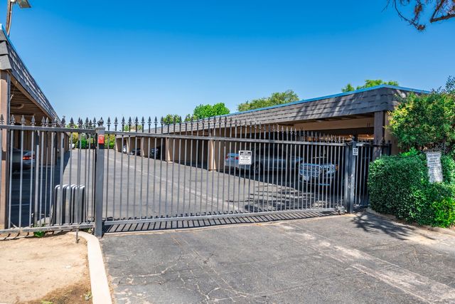 4849 N 7th St Apt E, Fresno, CA 93726