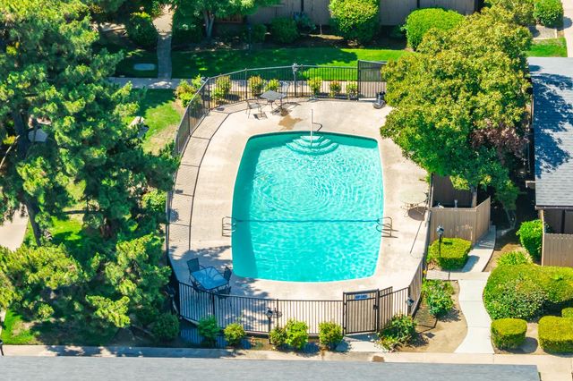 4849 N 7th St Apt E, Fresno, CA 93726