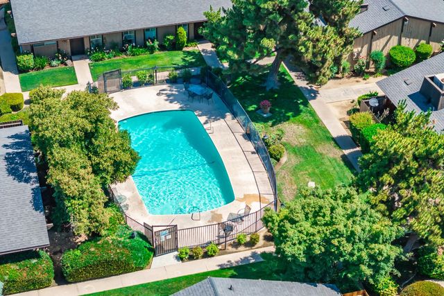 4849 N 7th St Apt E, Fresno, CA 93726