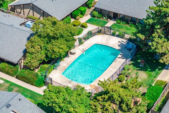 4849 N 7th St Apt E, Fresno, CA 93726