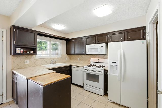 4849 N 7th St Apt E, Fresno, CA 93726