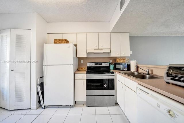 174 Riviera Cir 27-4, Weston, FL 33326