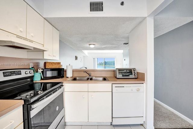 174 Riviera Cir 27-4, Weston, FL 33326