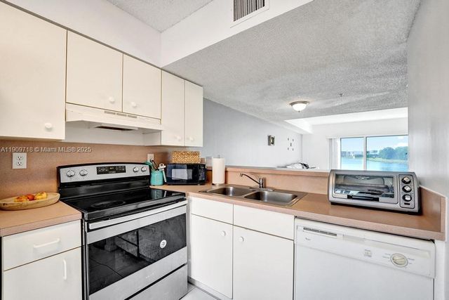 174 Riviera Cir 27-4, Weston, FL 33326