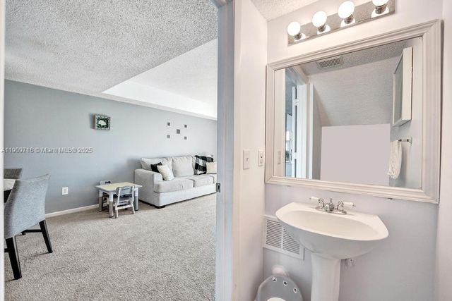 174 Riviera Cir 27-4, Weston, FL 33326