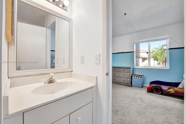 174 Riviera Cir 27-4, Weston, FL 33326