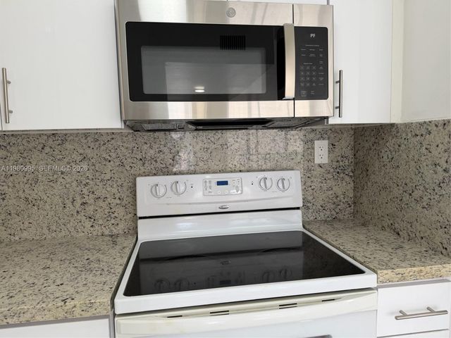 8820 Fontainebleau Blvd 408, Miami, FL 33172