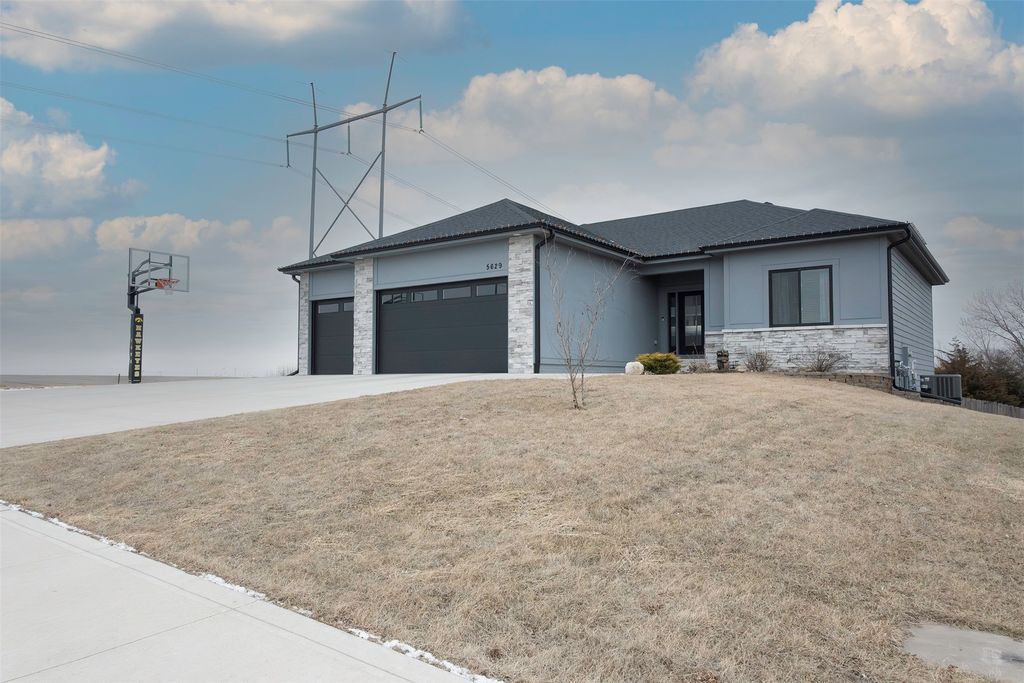 5629 147th Street, Urbandale, IA 50111
