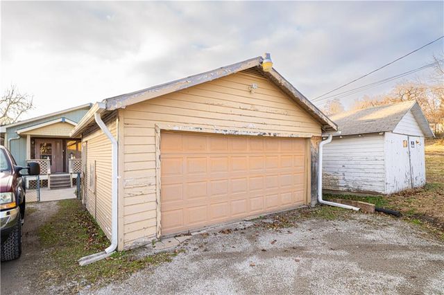 2819 S 22nd Street, St Joseph, MO 64503