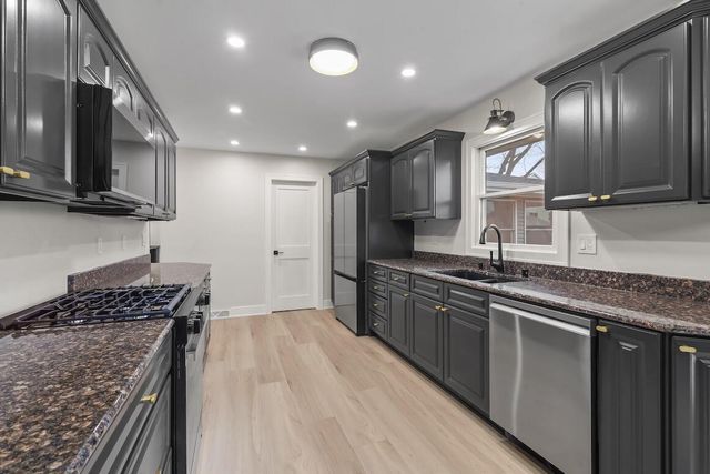 N56W36792 Cherokee ROAD, Oconomowoc, WI 53066