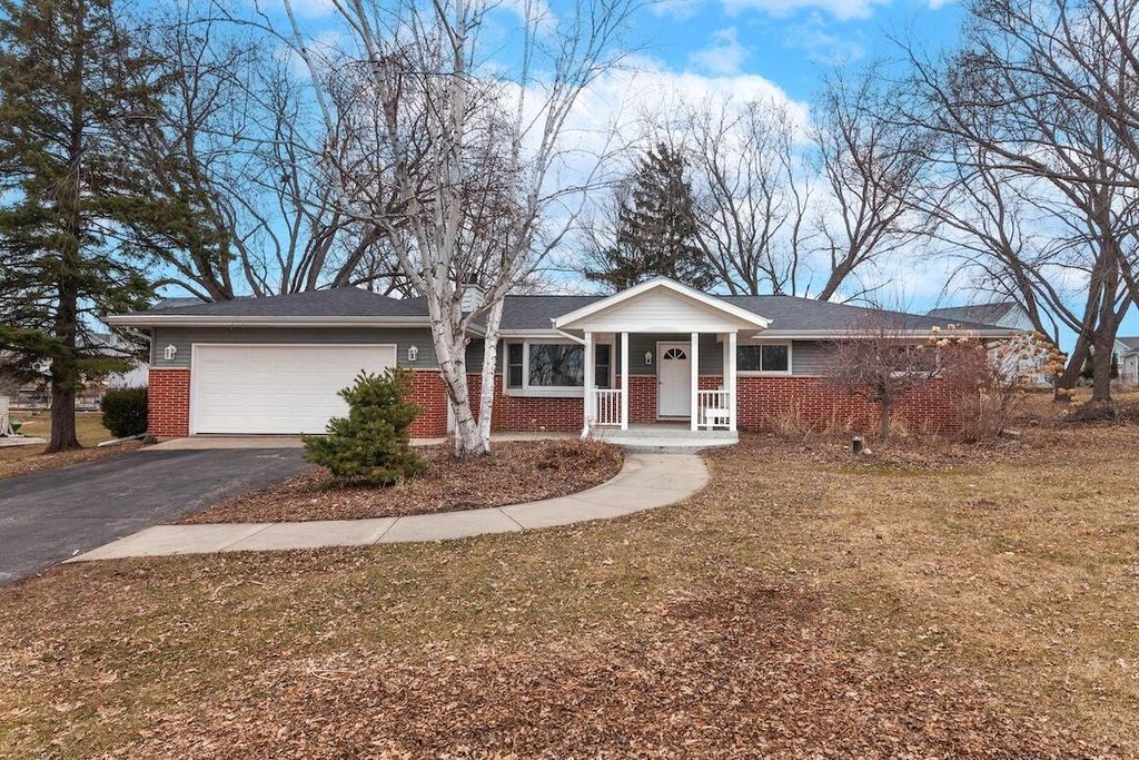 N56W36792 Cherokee ROAD, Oconomowoc, WI 53066