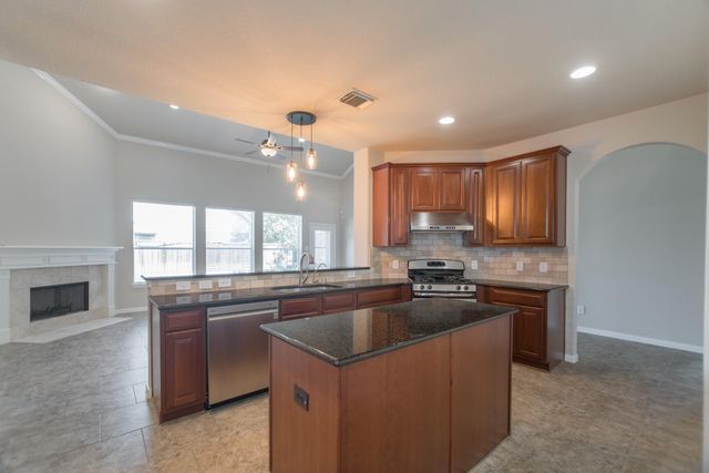139 S Rocky Point Cir, The Woodlands, TX 77389