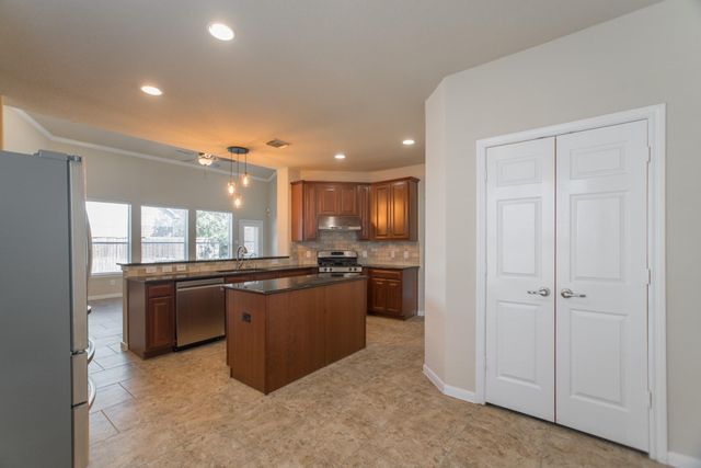139 S Rocky Point Cir, The Woodlands, TX 77389