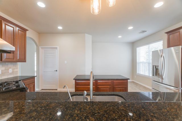 139 S Rocky Point Cir, The Woodlands, TX 77389