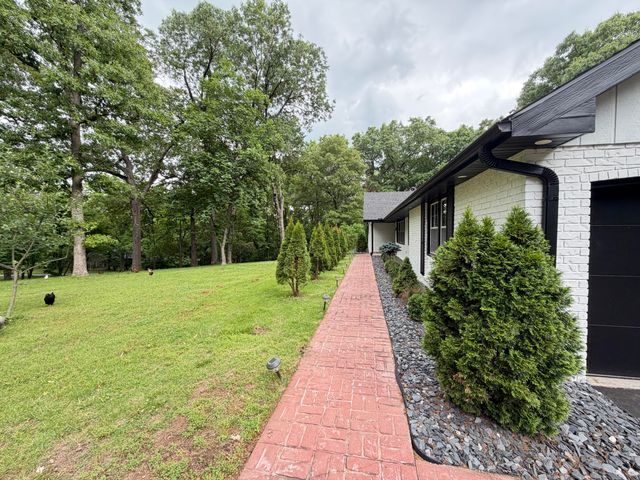 2352 S Valley View Lane, Springfield, MO 65809