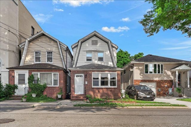 15 Depan Avenue, Floral Park, NY 11001