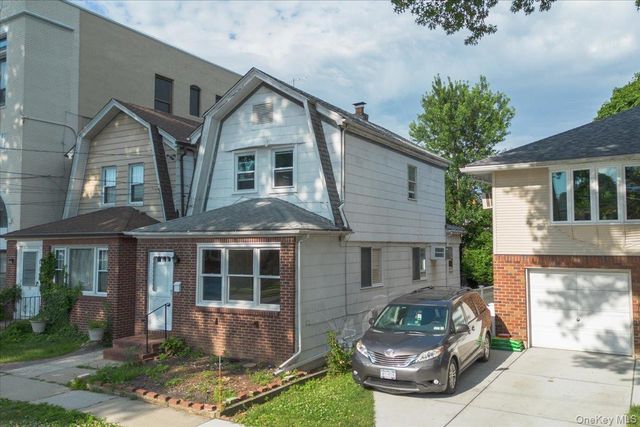 15 Depan Avenue, Floral Park, NY 11001