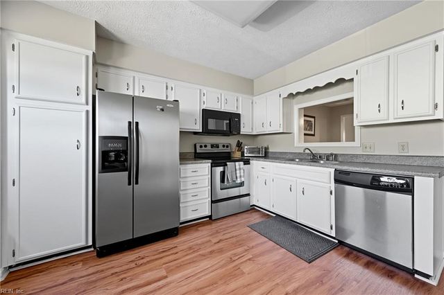 53 Dawn LN, Hampton, VA 23666