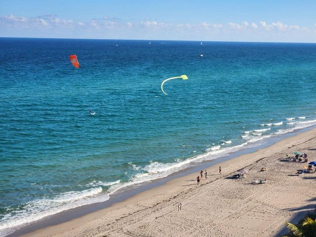 1057 Hillsboro Mile 921, Hillsboro Beach, FL 33062