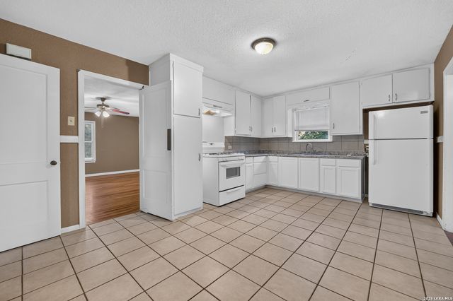 2001 Fresno, San Antonio, TX 78201