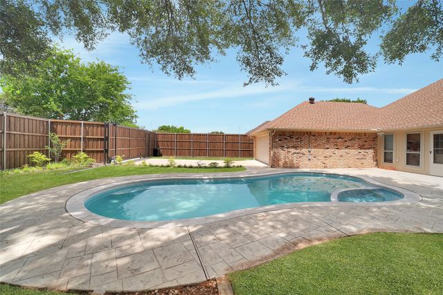 1304 Carriage Creek Drive, Desoto, TX 75115