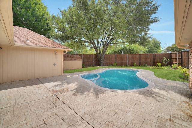 1304 Carriage Creek Drive, Desoto, TX 75115