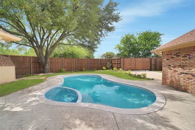 1304 Carriage Creek Drive, Desoto, TX 75115