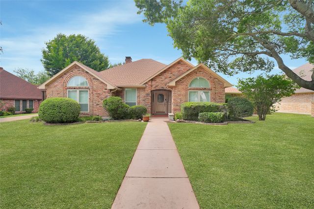 1304 Carriage Creek Drive, Desoto, TX 75115