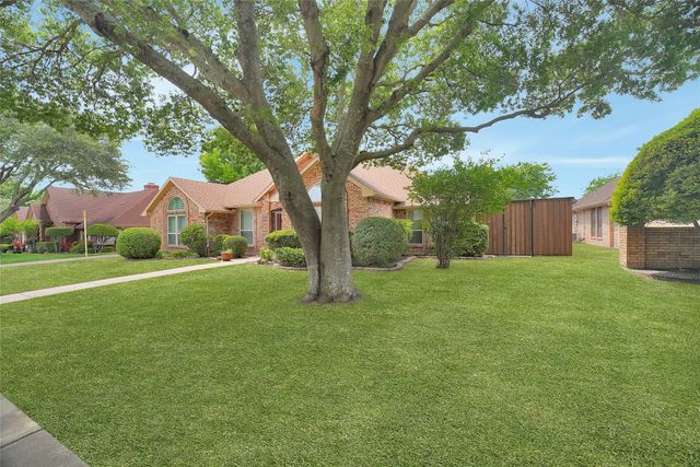 1304 Carriage Creek Drive, Desoto, TX 75115